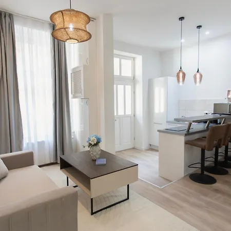 Artsy Elizabeth Boulevard Apartment *