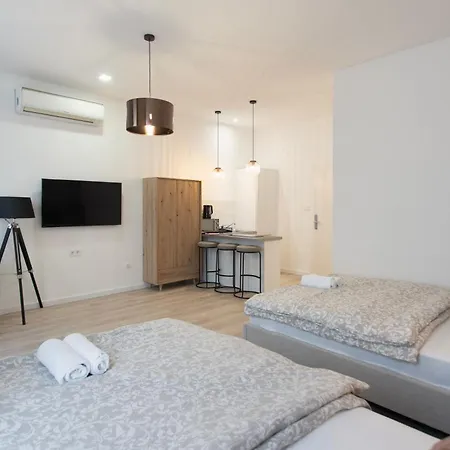 Artsy Elizabeth Boulevard